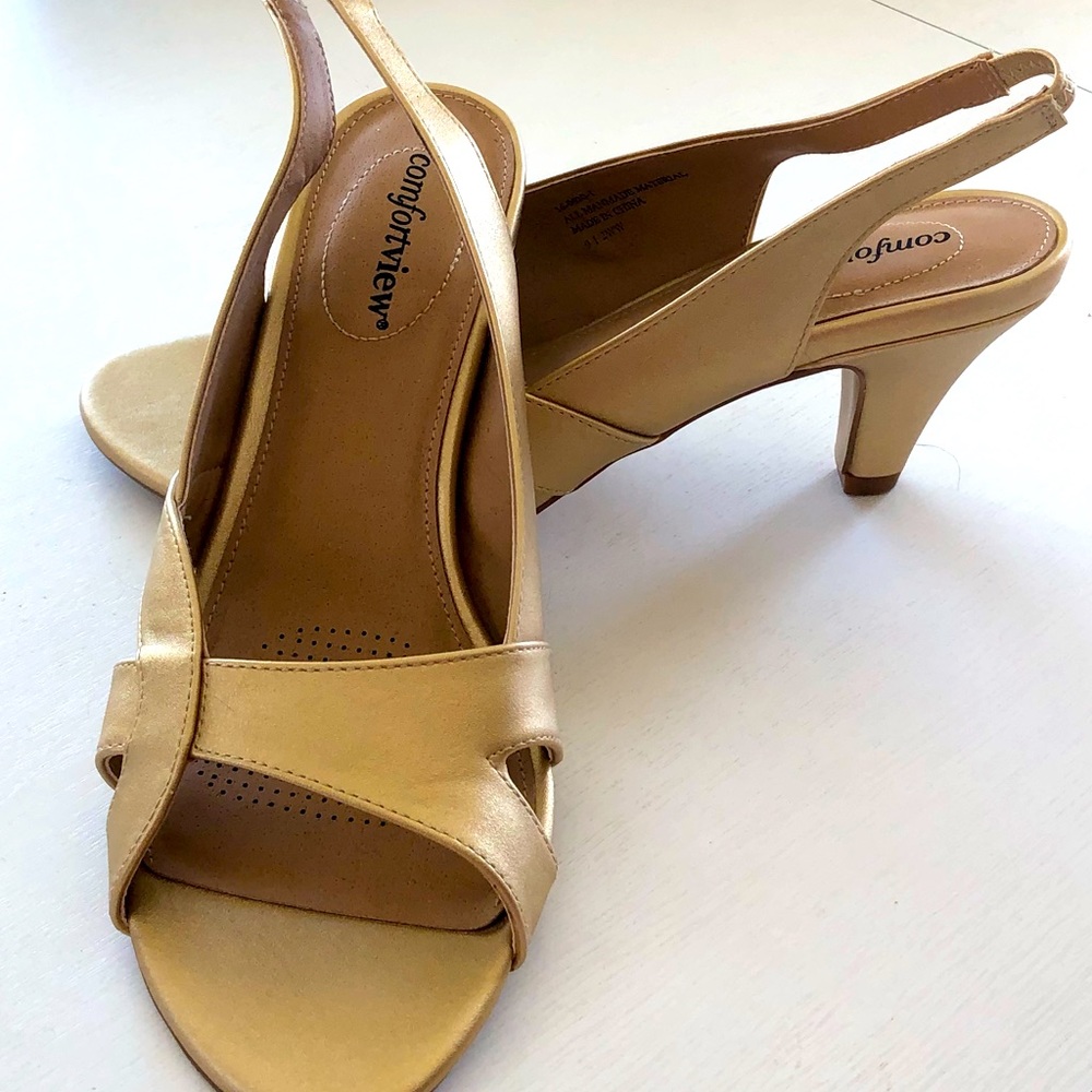 HOST PICK
Comfortable low heel open backed gold color shoe NEW with no 🏷